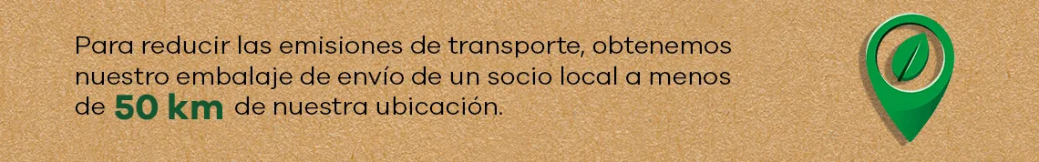 Símbolo de ubicación verde con hoja y texto: embalaje procedente de un socio a menos de 50 km para reducir emisiones.