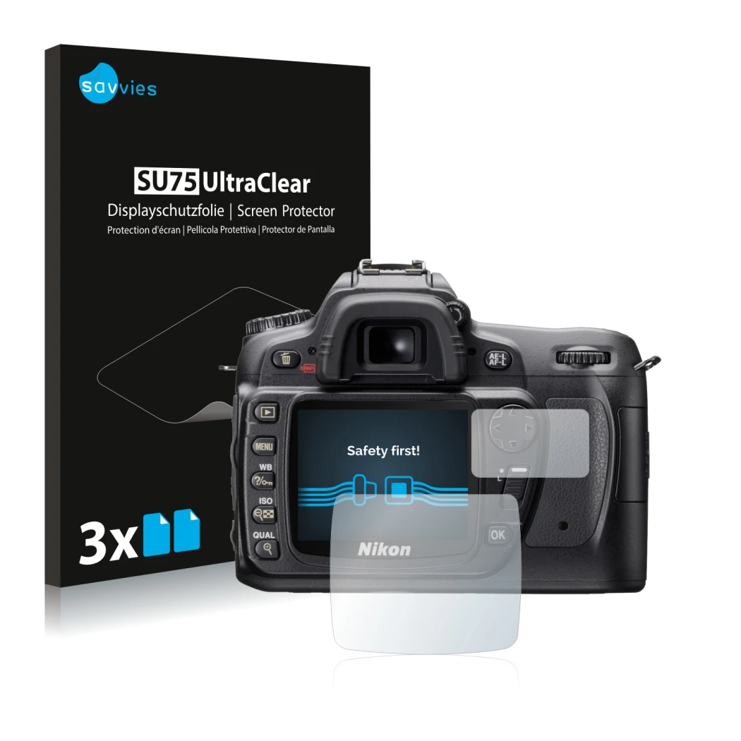 Parte frontal de un envase de producto con el logotipo de la marca Savvies. Al lado se muestra el dispositivo Nikon D80 con su