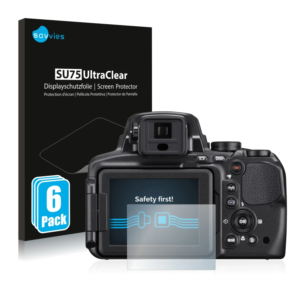 Parte frontal de un envase de producto con el logotipo de la marca Savvies. Al lado se muestra el dispositivo Nikon Coolpix P9