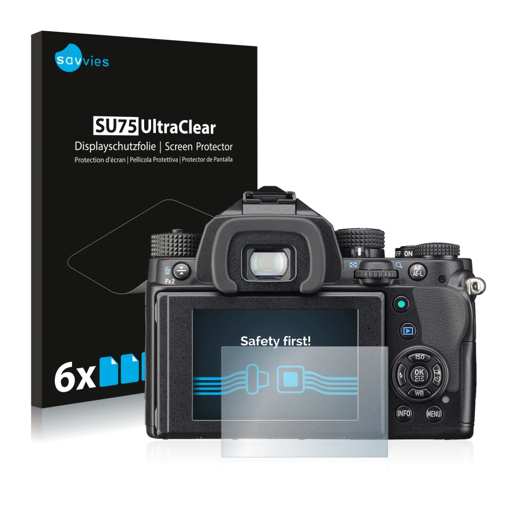 Parte frontal de un envase de producto con el logotipo de la marca Savvies. Al lado se muestra el dispositivo Pentax KP con su