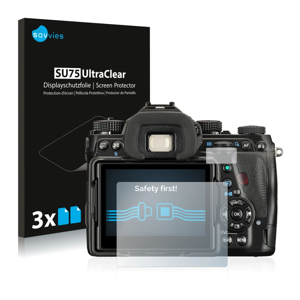 Parte frontal de un envase de producto con el logotipo de la marca Savvies. Al lado se muestra el dispositivo Pentax K-1 Mark 