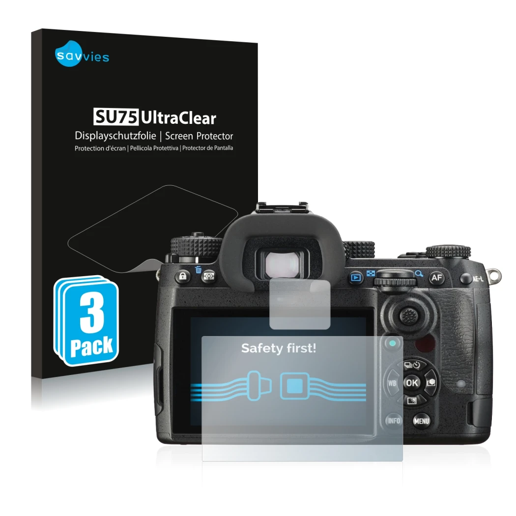 Parte frontal de un envase de producto con el logotipo de la marca Savvies. Al lado se muestra el dispositivo Pentax K-3 Mark 