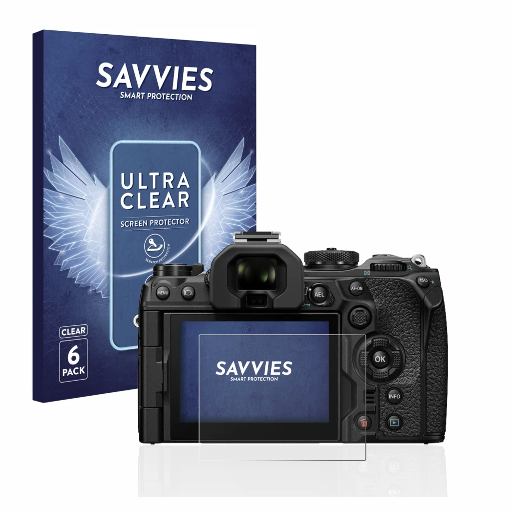Parte frontal de un envase de producto con el logotipo de la marca Savvies. Al lado se muestra el dispositivo Olympus OM-1 202