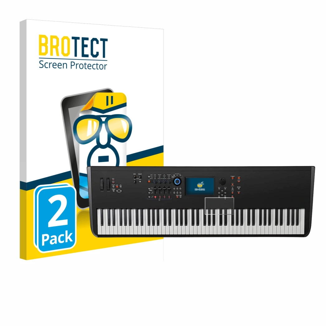 Parte frontal de un envase de producto con el logotipo de la marca BROTECT. Al lado se muestra el dispositivo Yamaha MODX8+ co