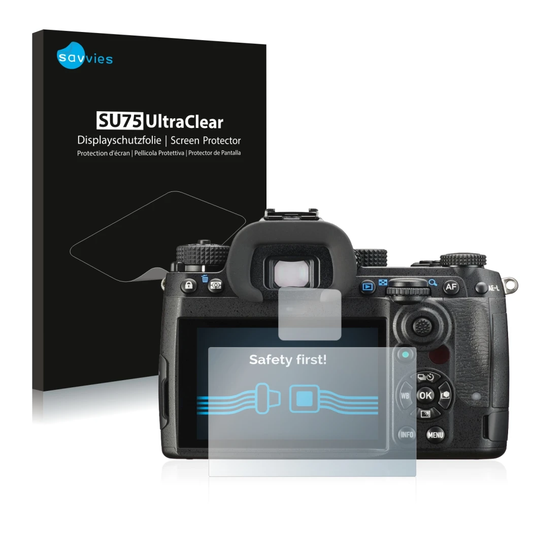 Parte frontal de un envase de producto con el logotipo de la marca Savvies. Al lado se muestra el dispositivo Pentax K-3 Mark 