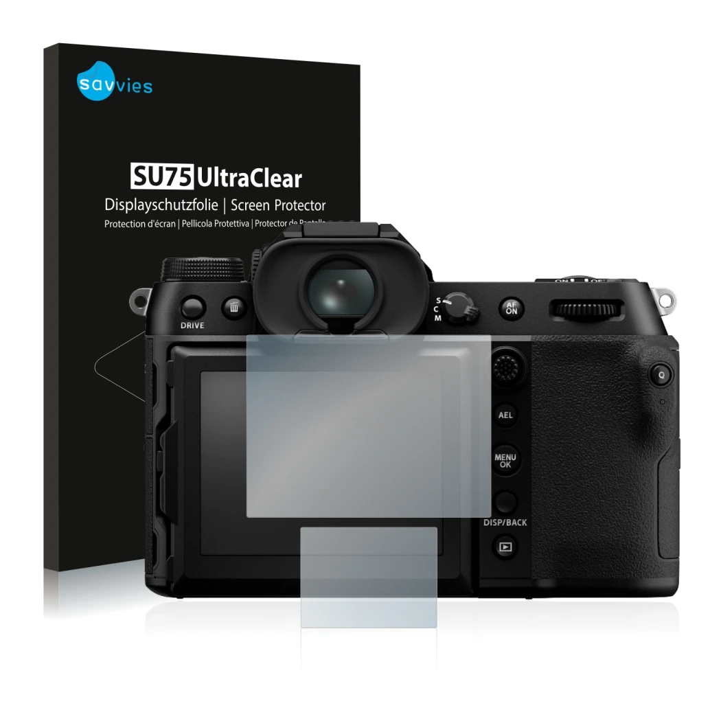 Parte frontal de un envase de producto con el logotipo de la marca Savvies. Al lado se muestra el dispositivo Fujifilm GFX100S