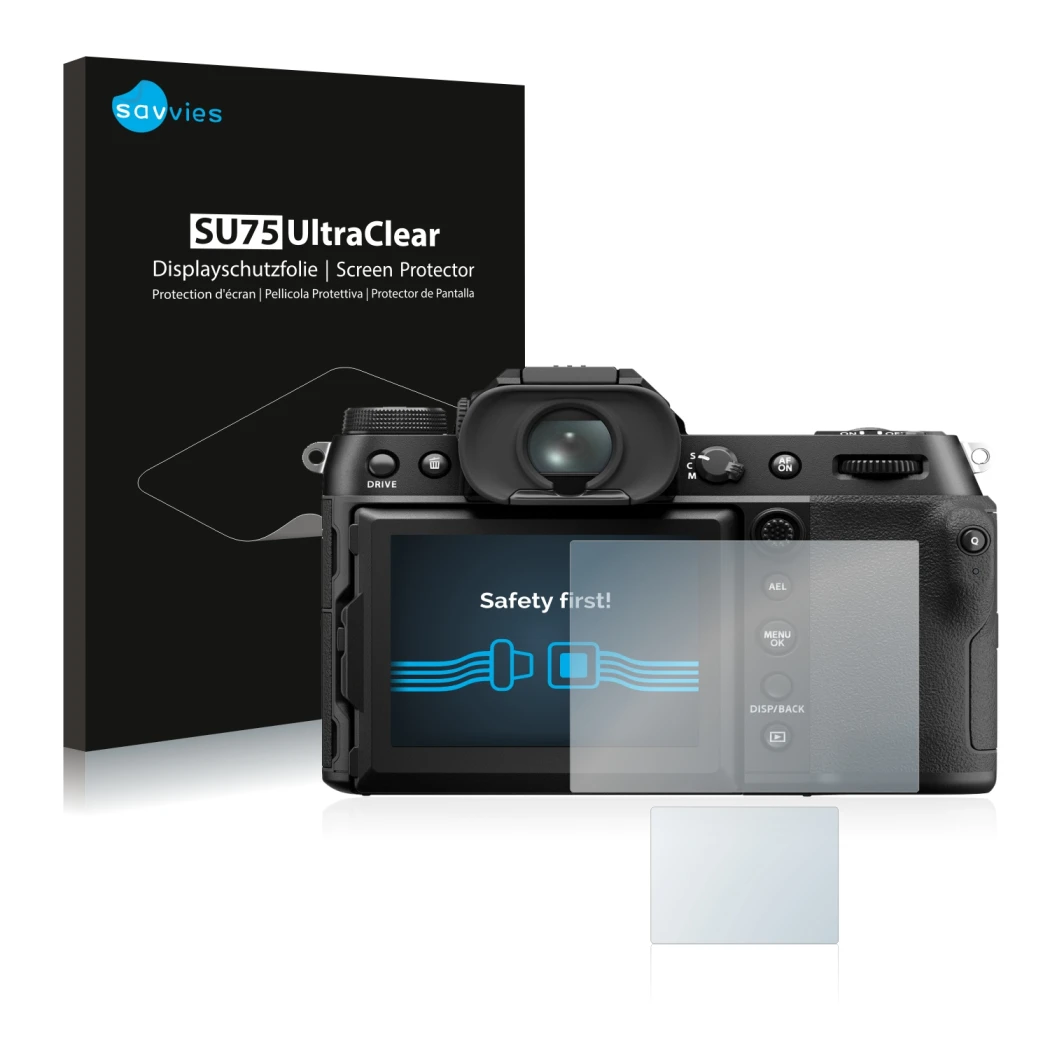 Parte frontal de un envase de producto con el logotipo de la marca Savvies. Al lado se muestra el dispositivo Fujifilm GFX50S 