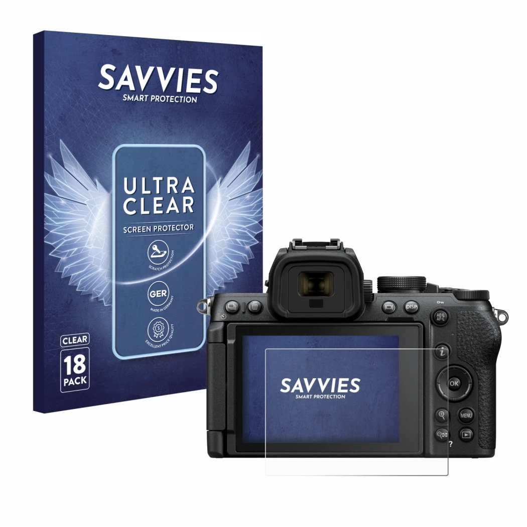 Parte frontal de un envase de producto con el logotipo de la marca Savvies. Al lado se muestra el dispositivo Nikon Z50 II con