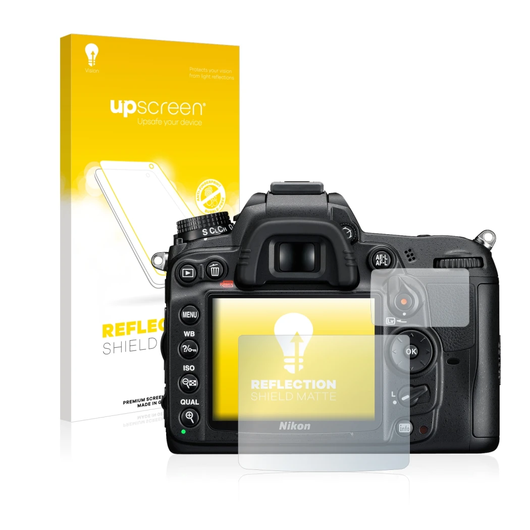 Parte frontal de un envase de producto con el logotipo de la marca upscreen. Al lado se muestra el dispositivo Nikon D7000 con
