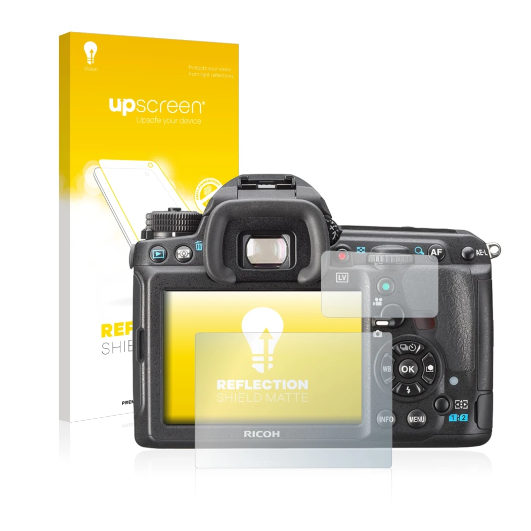 Parte frontal de un envase de producto con el logotipo de la marca upscreen. Al lado se muestra el dispositivo Pentax K3, K-3 