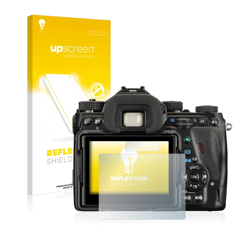 Parte frontal de un envase de producto con el logotipo de la marca upscreen. Al lado se muestra el dispositivo Pentax K-1 con