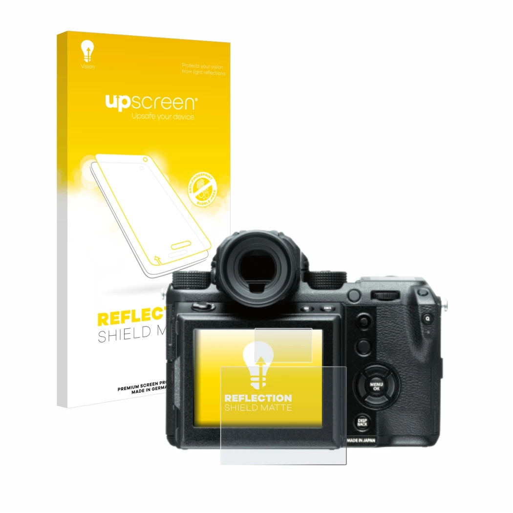 Parte frontal de un envase de producto con el logotipo de la marca upscreen. Al lado se muestra el dispositivo Fujifilm GFX50S