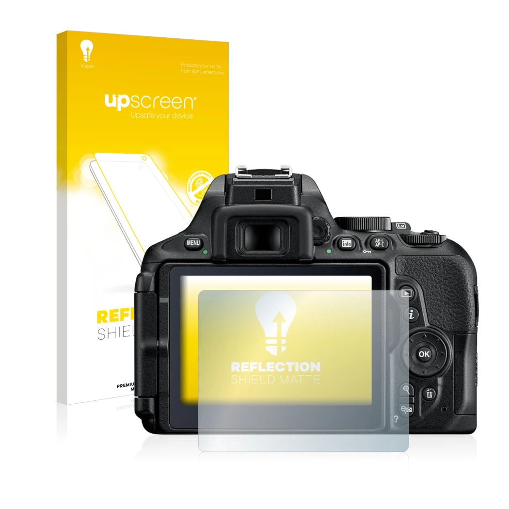 Parte frontal de un envase de producto con el logotipo de la marca upscreen. Al lado se muestra el dispositivo Nikon D5600 con