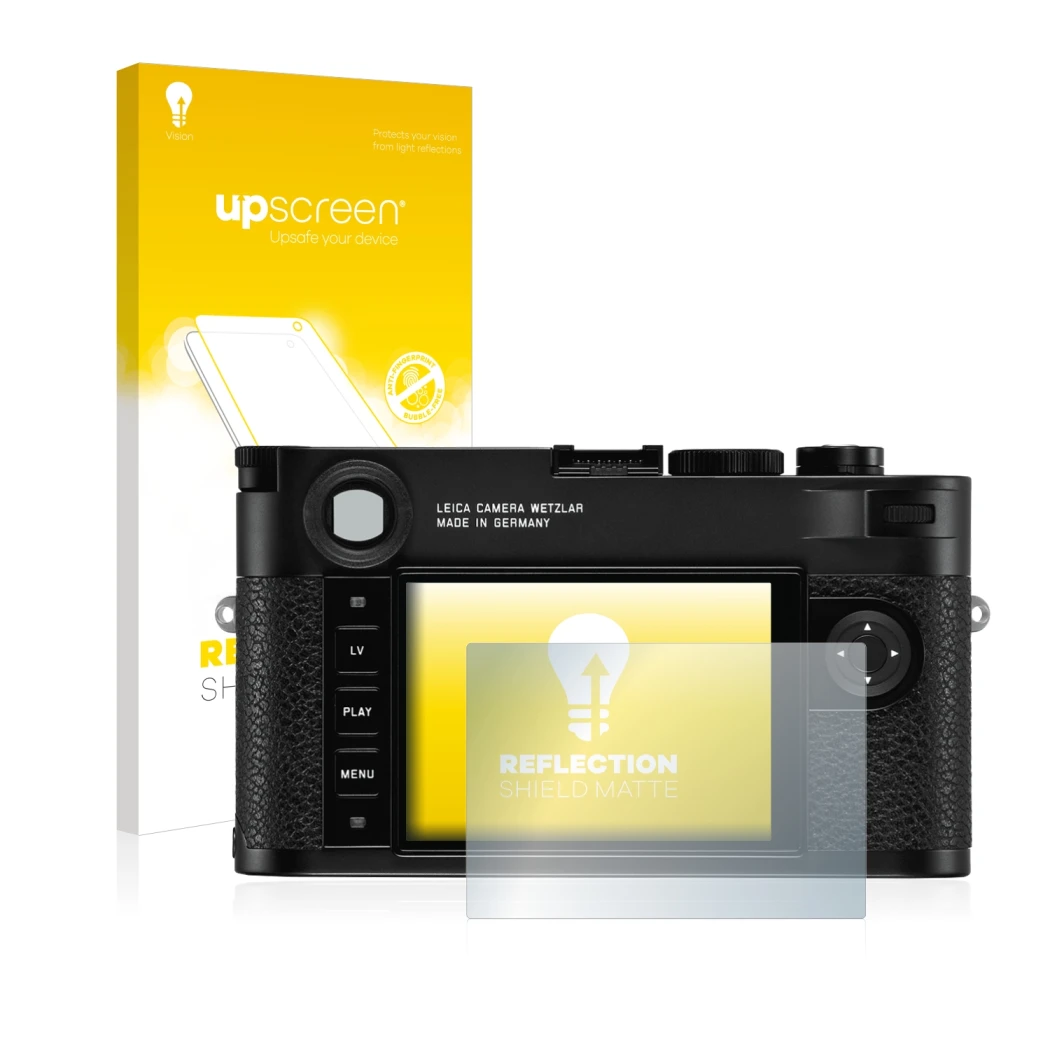 Parte frontal de un envase de producto con el logotipo de la marca upscreen. Al lado se muestra el dispositivo Leica M10 con s