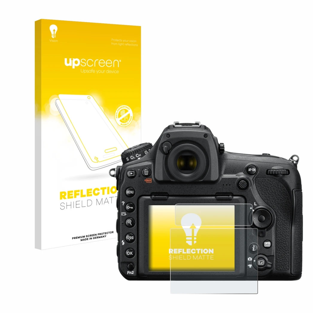 Parte frontal de un envase de producto con el logotipo de la marca upscreen. Al lado se muestra el dispositivo Nikon D850 con