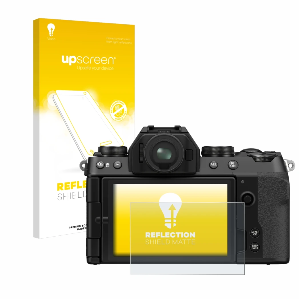 Parte frontal de un envase de producto con el logotipo de la marca upscreen. Al lado se muestra el dispositivo Fujifilm X-S10 