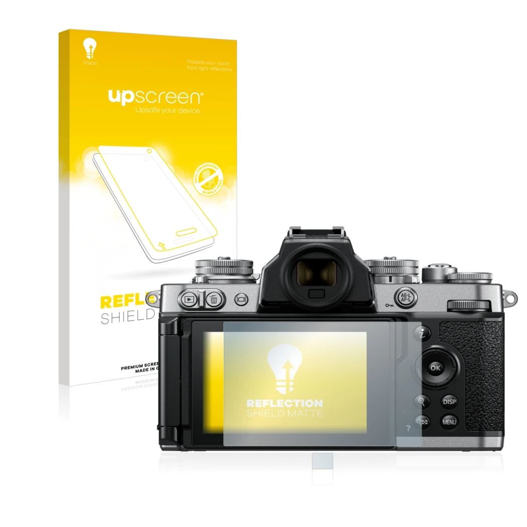 Parte frontal de un envase de producto con el logotipo de la marca upscreen. Al lado se muestra el dispositivo Nikon Z fc con 