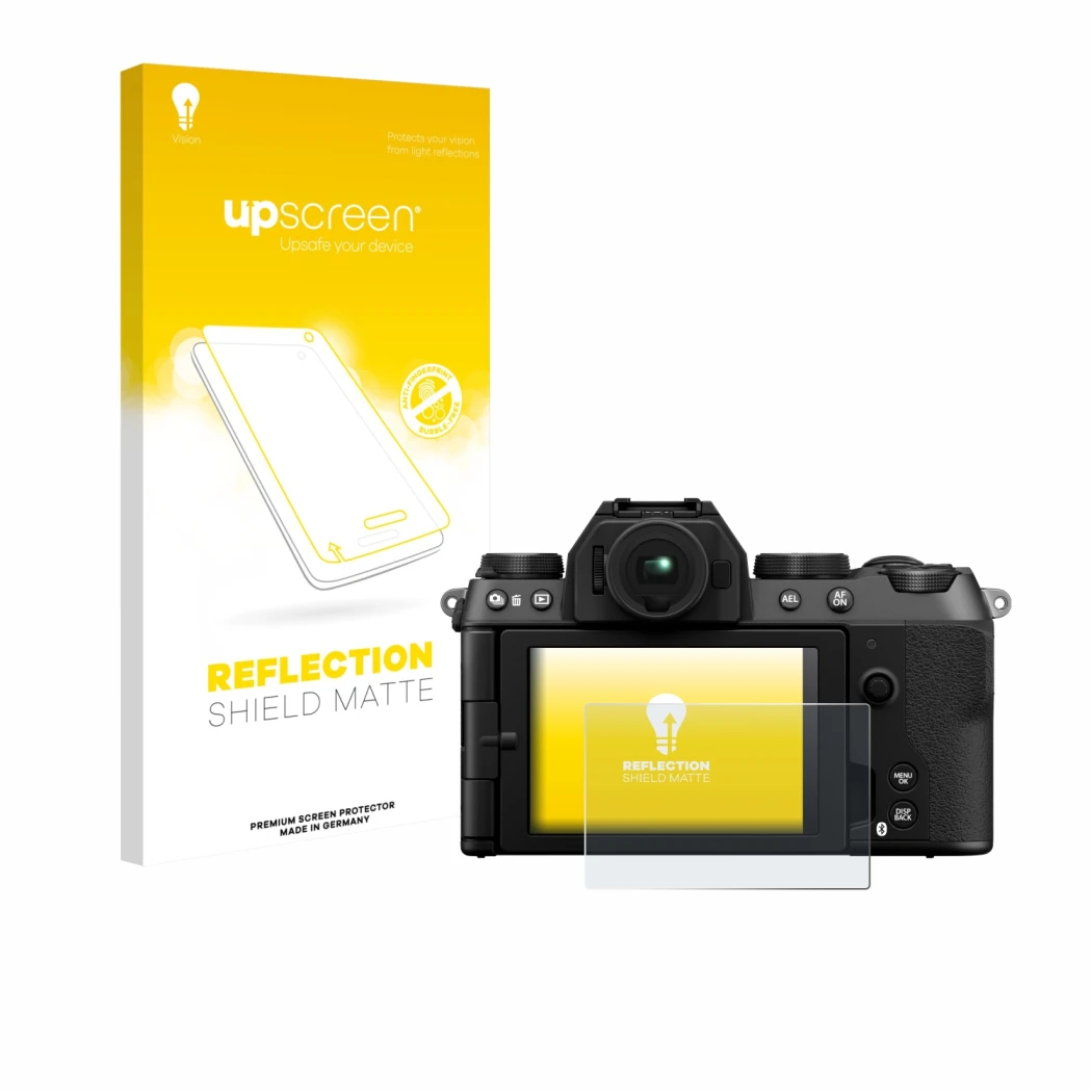 Parte frontal de un envase de producto con el logotipo de la marca upscreen. Al lado se muestra el dispositivo Fujifilm X-S20