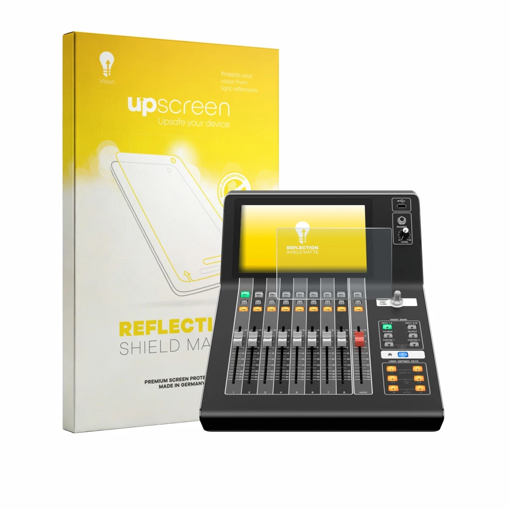 Parte frontal de un envase de producto con el logotipo de la marca upscreen. Al lado se muestra el dispositivo Yamaha DM3 con