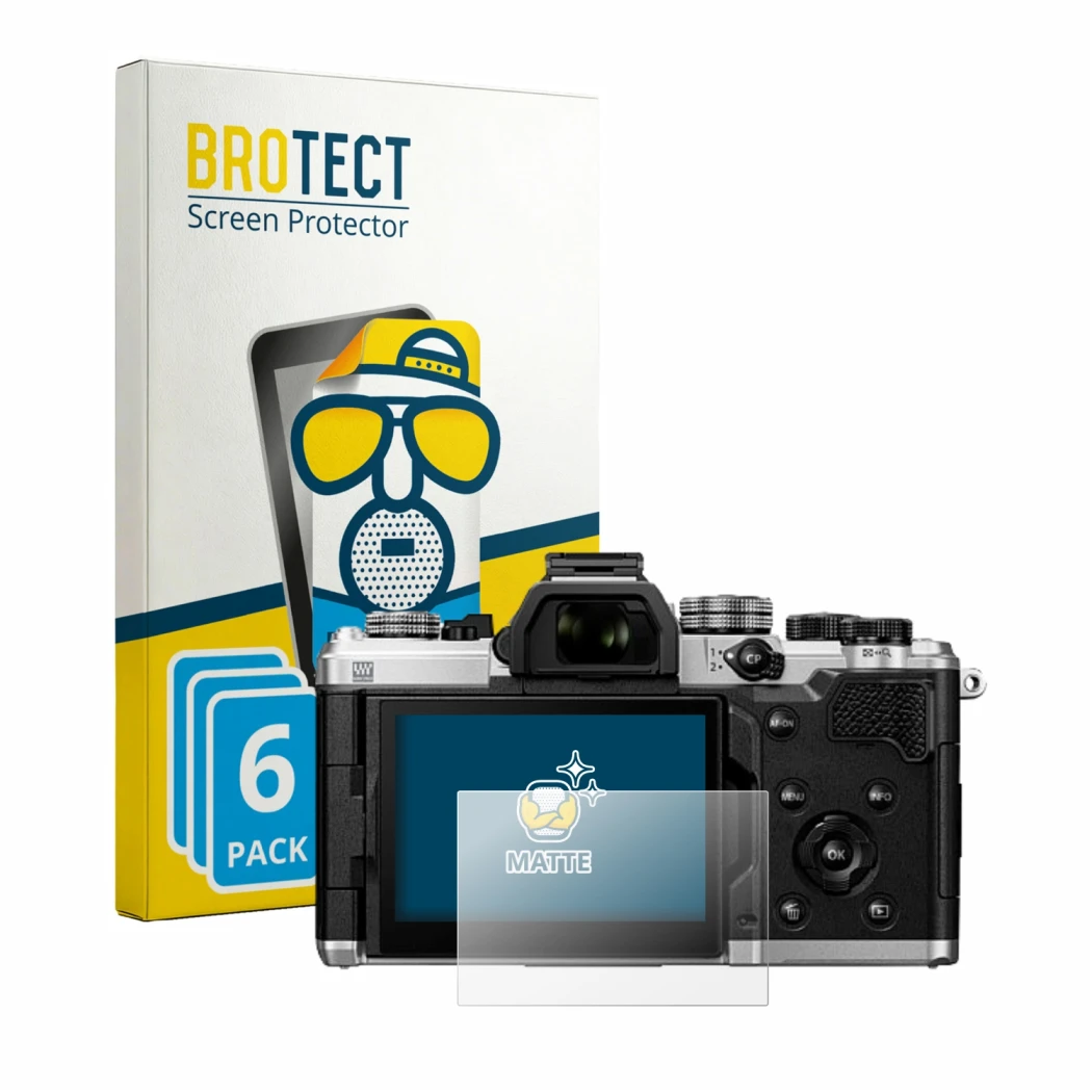 Parte frontal de un envase de producto con el logotipo de la marca BROTECT. Al lado se muestra el dispositivo OM System OM-3 A