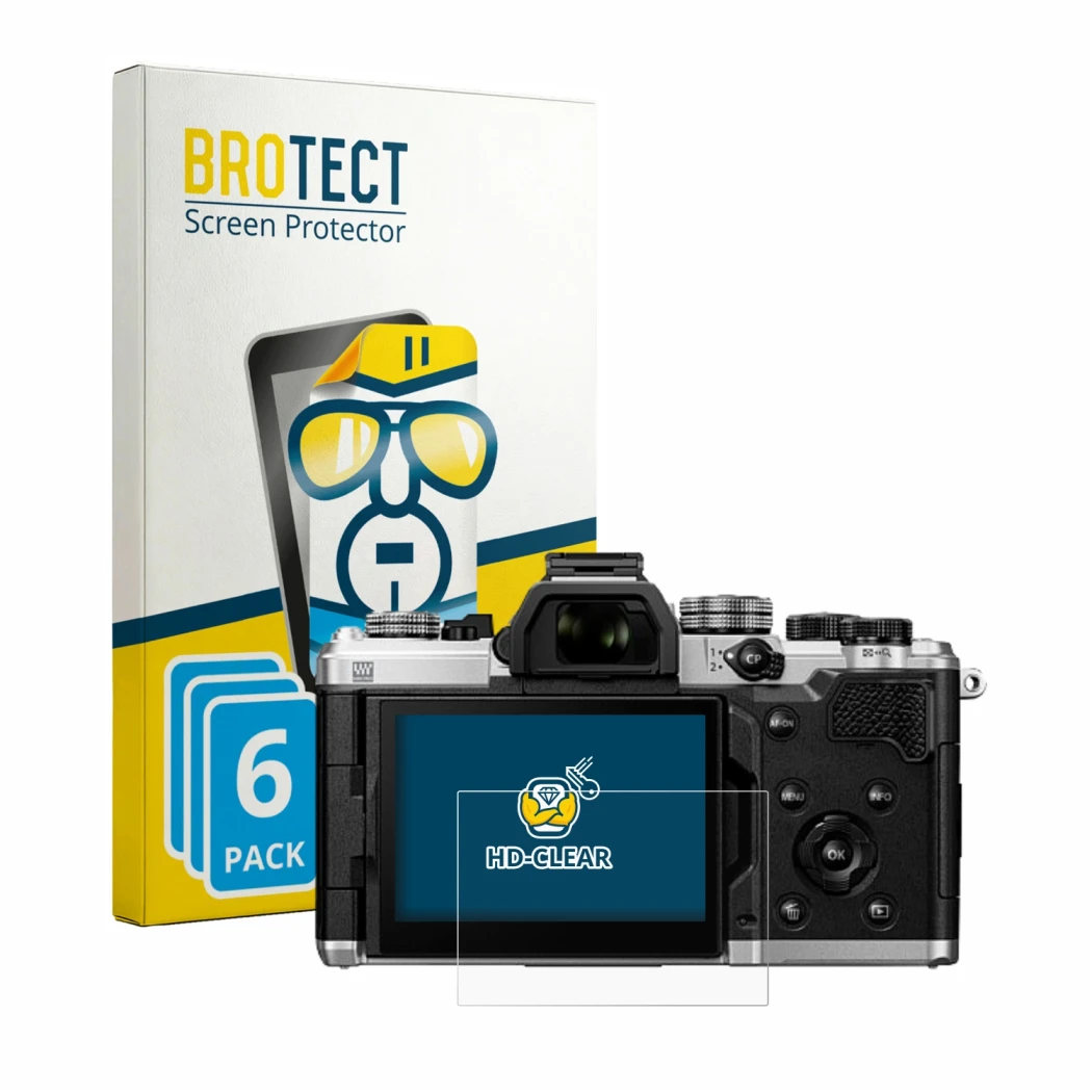 Parte frontal de un envase de producto con el logotipo de la marca BROTECT. Al lado se muestra el dispositivo OM System OM-3 A