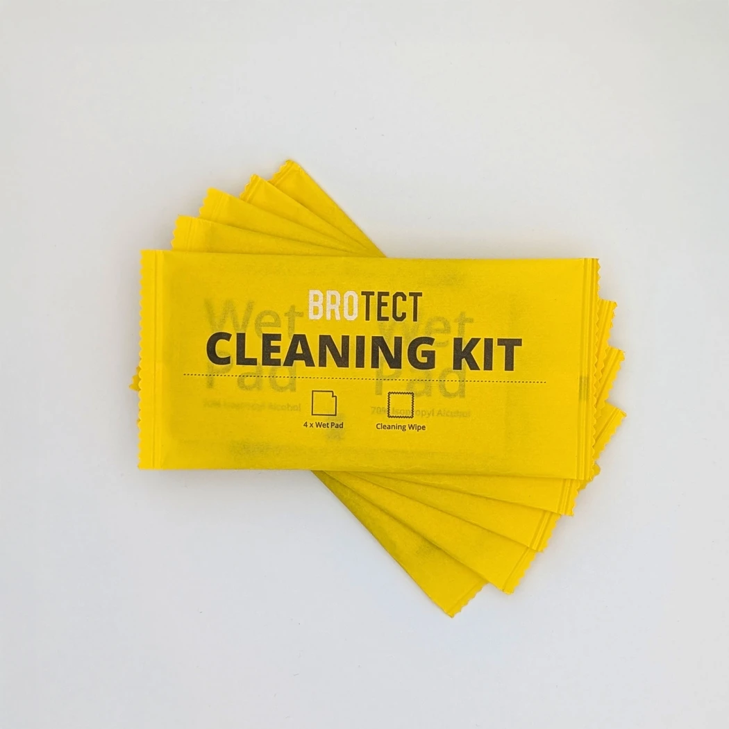 Imagen de cinco kits de limpieza empaquetados con el título 