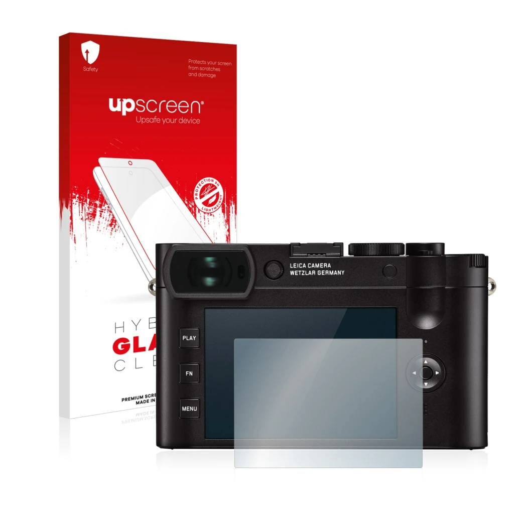 Parte frontal de un envase de producto con el logotipo de la marca upscreen. Al lado se muestra el dispositivo Leica Q2 con su