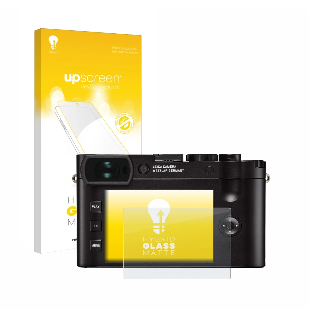 Parte frontal de un envase de producto con el logotipo de la marca upscreen. Al lado se muestra el dispositivo Leica Q2 con su