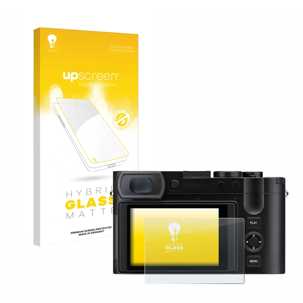 Parte frontal de un envase de producto con el logotipo de la marca upscreen. Al lado se muestra el dispositivo Leica Q3 43 con