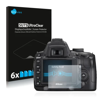 Parte frontal de un envase de producto con el logotipo de la marca Savvies. Al lado se muestra el dispositivo Nikon D5000 con 