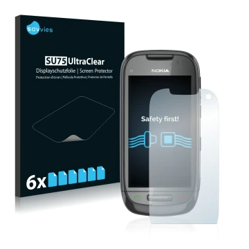 Parte frontal de un envase de producto con el logotipo de la marca Savvies. Al lado se muestra el dispositivo Nokia C7-00 con 