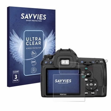 Parte frontal de un envase de producto con el logotipo de la marca Savvies. Al lado se muestra el dispositivo Pentax K5, K-5 c
