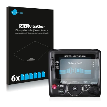 Parte frontal de un envase de producto con el logotipo de la marca Savvies. Al lado se muestra el dispositivo Nikon SB-700 con