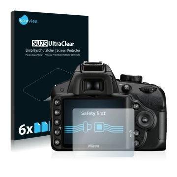 Parte frontal de un envase de producto con el logotipo de la marca Savvies. Al lado se muestra el dispositivo Nikon D3200 con 