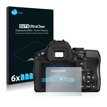 Parte frontal de un envase de producto con el logotipo de la marca Savvies. Al lado se muestra el dispositivo Pentax K-30 con 