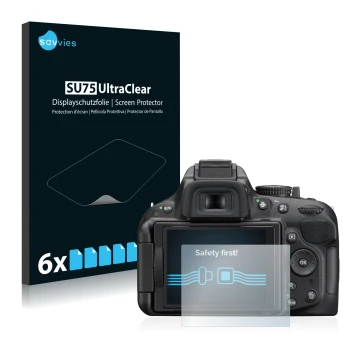 Parte frontal de un envase de producto con el logotipo de la marca Savvies. Al lado se muestra el dispositivo Nikon D5200 con 