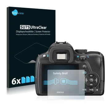 Parte frontal de un envase de producto con el logotipo de la marca Savvies. Al lado se muestra el dispositivo Pentax K-50 con 