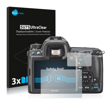 Parte frontal de un envase de producto con el logotipo de la marca Savvies. Al lado se muestra el dispositivo Pentax K3, K-3 c