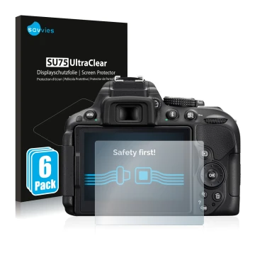 Parte frontal de un envase de producto con el logotipo de la marca Savvies. Al lado se muestra el dispositivo Nikon D5300 con 