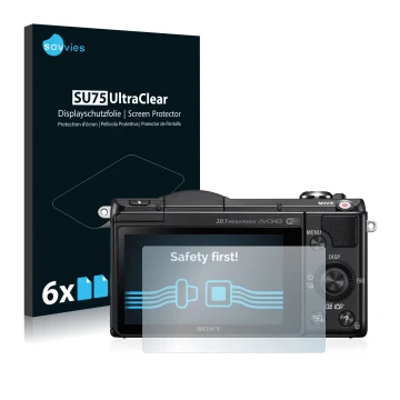 Parte frontal de un envase de producto con el logotipo de la marca Savvies. Al lado se muestra el dispositivo Sony Alpha 5000 