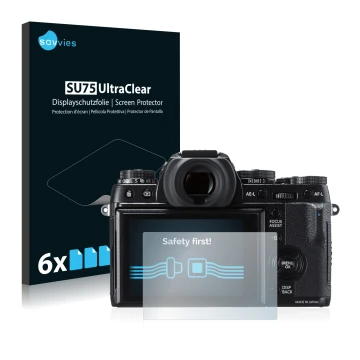 Parte frontal de un envase de producto con el logotipo de la marca Savvies. Al lado se muestra el dispositivo Fujifilm X-T1 co