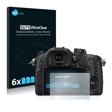 Parte frontal de un envase de producto con el logotipo de la marca Savvies. Al lado se muestra el dispositivo Panasonic Lumix 