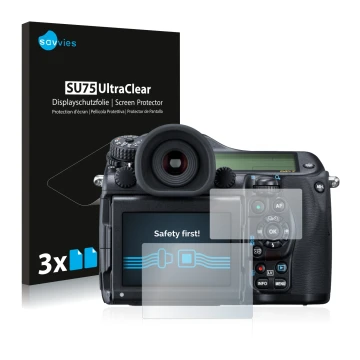 Parte frontal de un envase de producto con el logotipo de la marca Savvies. Al lado se muestra el dispositivo Pentax 645Z con 