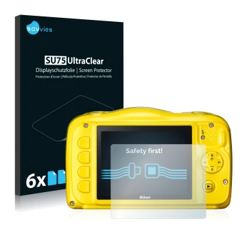 Parte frontal de un envase de producto con el logotipo de la marca Savvies. Al lado se muestra el dispositivo Nikon Coolpix S3