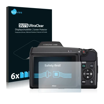 Parte frontal de un envase de producto con el logotipo de la marca Savvies. Al lado se muestra el dispositivo Nikon Coolpix L8