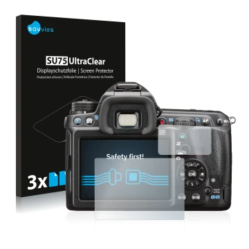 Parte frontal de un envase de producto con el logotipo de la marca Savvies. Al lado se muestra el dispositivo Pentax K-3 II co