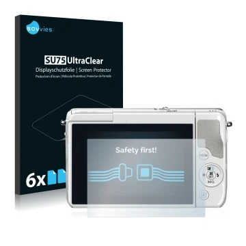 Parte frontal de un envase de producto con el logotipo de la marca Savvies. Al lado se muestra el dispositivo Canon EOS M10 co