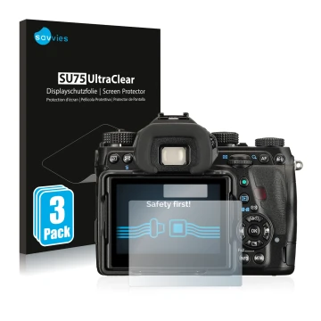 Parte frontal de un envase de producto con el logotipo de la marca Savvies. Al lado se muestra el dispositivo Pentax K-1 con s