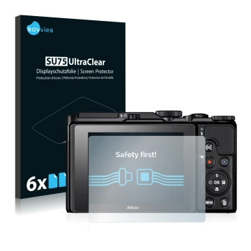 Parte frontal de un envase de producto con el logotipo de la marca Savvies. Al lado se muestra el dispositivo Nikon Coolpix A9