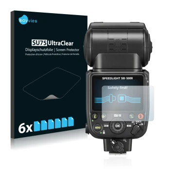 Parte frontal de un envase de producto con el logotipo de la marca Savvies. Al lado se muestra el dispositivo Nikon SB-5000 co